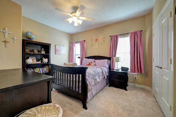 Contemporary Home in Gated Community in Texas Medical Center Guest Bedroom